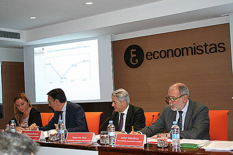 Esther Ortiz, miembro del Consejo Directivo de EC-CGE. Francisco Gracia, presidente de EC-CGE. Valentín Pich, presidente del Consejo General de Economistas. Francisco Javier Martínez, vicepresidente de EC- CGE.