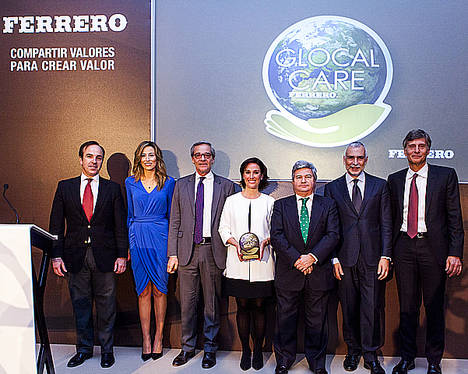 De izqda a dcha: Mauricio García de Quevedo, Director General de FIAB. Cristina Ortega, presentadora de la gala. Roberto Torri, Director de Relaciones Institucionales de Ferrero. María del Hoyo-Solórzano, Directora General de la Fundación Alimentum. Fernando José Burgaz Moreno, Director General de Industrias Alimentarias del Ministerio de Agricultura y Pesca, Alimentación y Medio Ambiente. Stefano Sannino, Embajador de Italia en España. Philippe Steyaert, Director General de Ferrero Ibérica. 