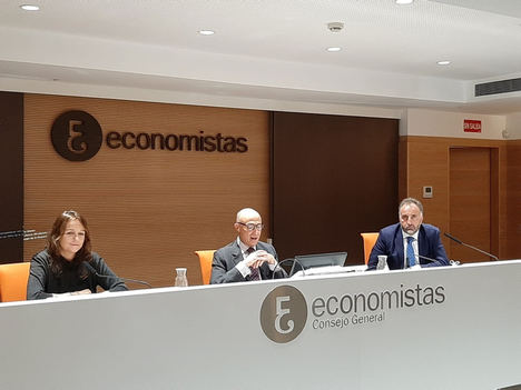 De izda. a dcha.: Carmen Jover, vocal del Consejo Directivo del REAF-CGE, Jorge Onrubia, profesor de Economía Aplicada de la UCM y Agustín Fernández, presidente del REAF-CGE.