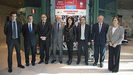 De izda a derecha: el Director General de Turismo de la Comunidad de Madrid, Carlos Chaguaceda; el Director General de IFEMA, Eduardo López-Puertas, el Presidente del Comité Organizador de FITUR, Luís Gallego; el Coordinador General del Ayuntamiento de Madrid y Presidente de la Junta Rectora de IFEMA, Luis Cueto; la Secretaria de Estado de Turismo Matilde Asián; el Secretario General del INPROTUR (Argentina), Roberto Palais; el Presidente del Comité Ejecutivo de IFEMA, Clemente González Soler, y la Directora de FITUR, Ana Larrañaga.