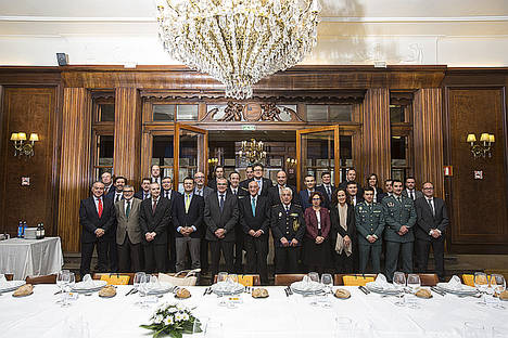 Foto de familia del encuentro entre Fundación Inade, la Delegación del Gobierno en Galicia y los Cuerpos de Seguridad del Estado