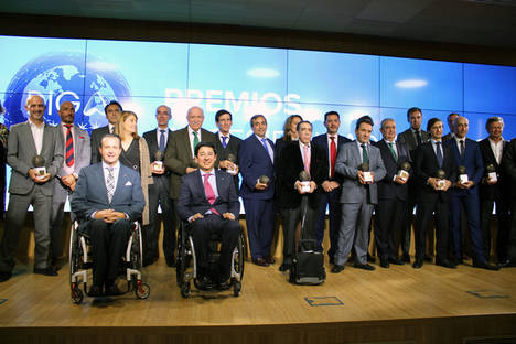 Foto de familia de todos los galardonado en esta edición de los Premios DIGA.