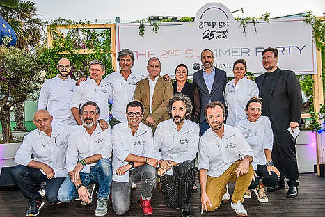 Foto de grupo con los chefs participantes en la fiesta.
