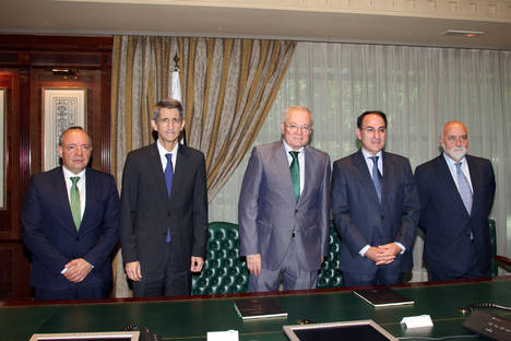 De izqda a dcha: El Director de Banca de Empresa de Unicaja Banco, Salvador Navarro. El Director General de Secretaría General y Técnica de Unicaja Banco, José M. Domínguez. El Presidente de Unicaja Banco, Manuel Azuaga. El Presidente de la Confederación de Empresarios de Andalucía (CEA), Javier González de Lara. El Secretario General de la CEA, Antonio Carrillo.