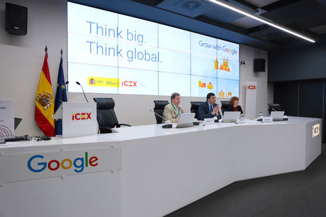 Francisco Ruiz y Francisco Javier Garzón junto a María Peña, directora general de Cooperación Institucional y Coordinación de ICEX.