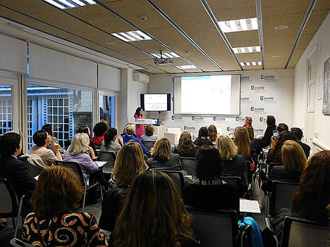Fundación Woman Forward pide impulsar la presencia femenina en los consejos para acercarse más Europa