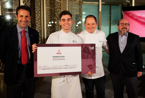 El ganador, Carles Tarrasó, con los miembros del jurado, integrado por el crítico gastronómico Íñigo Galatas, el cocinero Enrique Fleischmann y el director de Marketing del Consejo Regulador de la D.O. Ca. Rioja Ricardo Aguiriano.