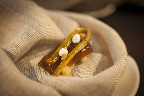 La tapa ganadora 'Del cielo a la Tierra' está basada en crujiente de bulgur, crema de queso y crujiente de endrinas, y está armonizada con un blanco de Rioja fermentado en barrica. Se presenta sobre tela empapada en suero que representa a las telas con las que se compacta el queso de cabra camerano, típico de La Rioja.