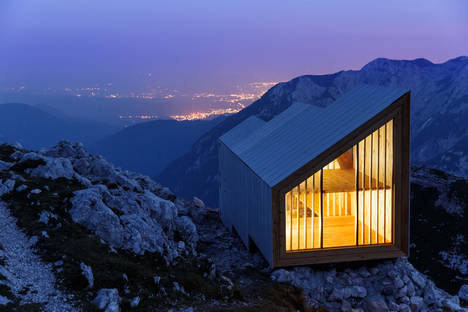 El refugio alpino Skuta para ocho personas cuenta con grandes ventanas en ambos extremos con SunGuard® y ClimaGuard® de Guardian y ofrece a sus ocupantes vistas panorámicas de las montañas y valles de los alrededores.