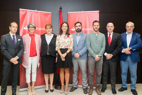 Entrega de la aportación, de la directora de la Territorial Islas Baleares de Santander España, María José Maciá, y el director de Relaciones Institucionales de Santander España, José Juan Pérez Tabernero con los representantes de ‘La Sonrisa Médica’ y ASPACE Baleares.