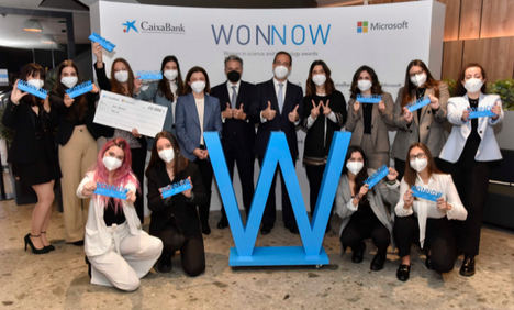 Ganadoras de la 4ª edición de los Premios WONNOW con Mariona Vicens, directora de Innovación y Transformación Digital de CaixaBank; Alberto Granados, presidente de Microsoft en España; Gonzalo Gortázar, consejero delegado de CaixaBank, y Rebeca Marciel, directora de Grandes Empresas de Microsoft España.