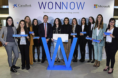 Ganadoras de la segunda edición de los Premios WONNOW con el consejero delegado de CaixaBank, Gonzalo Gortázar, y la presidenta de Microsoft España, Pilar López.