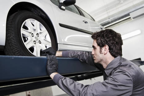 Ganvam y la DGT colaborarán para sensibilizar a los conductores de la necesidad de revisar el coche en el taller