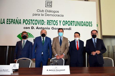 De izqda. a dcha.: Ángel Rodríguez de Gracia, consejero delegado de Unicaja Banco; Manuel Azuaga, presidente de Unicaja Banco; Antonio Garamendi, presidente de CEOE; Antonio Gavilanes, presidente del Club Diálogos para la Democracia; y Javier González de Lara, presidente de la Confederación de Empresarios de Andalucía y vicepresidente de CEOE.