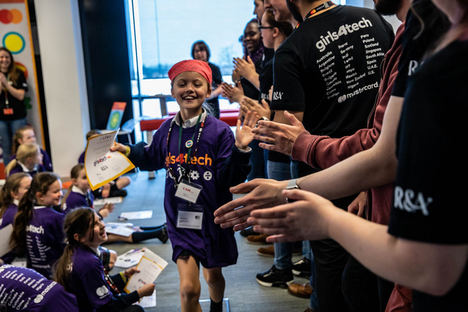 Mastercard acerca Girls4Tech™, su plataforma de formación STEM dirigida a niñas, a la “España vaciada”