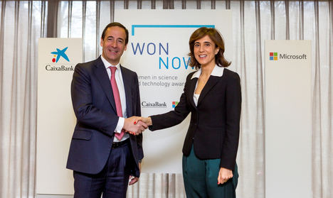 Gonzalo Gortázar, consejero delegado de CaixaBank, y Pilar López, presidenta de Microsoft.
