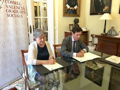 Carmen Broseta y Heraclio Corrales, en el momento de la firma del convenio. 