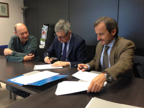 Juan Ramón Alonso, director de Ibermutuamur en el País Vasco y Asturias, en el centro de la foto, rubrica el documento junto al decano de la Facultad de Relaciones Laborales y Trabajo Social, Ángel Elías Ortega (a la izquierda),  y Bartolomé Arístegui Mairal, presidente del Colegio Oficial de Graduados Sociales de Vizcaya (a la derecha).
