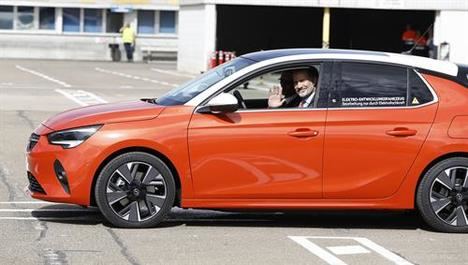 SM el Rey Felipe VI respalda en Zaragoza el lanzamiento del nuevo Opel Corsa