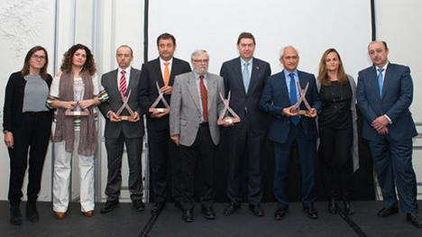 Sujetan el Premio de izda a dcha: Cristina Toló, de Grupo Godó; J.M. García Martín, de TUV Nord Qualicontrol; Josep María Verdejo, de Suez Spain, José M. Chacón,  junto a Eduardo Rodríguez, de 3M; y Fernando Ruiz de Thales España.