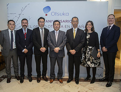 De izqda. a dcha.: El Dir. General de Hebron S.A,, Marc Monnin; el Dir.General de Trocellen Ibérica, Luis Fernández; el MBA y General Manager (Chemical Solution Division, Sales Department), Masato Kanagawa; el President & Representative Director, Takeharu Harashima; el Ministro de la Embajada de Japón en España, Toru Shimizu; la Dirª General de Otsuka Pharmaceutical, Concha Caudevilla; y el CEO and President at Otsuka Pharmaceutical Companies Europe, Andy Page.