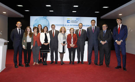 La Secretaria de Estado de Comercio en el centro con los premiados.