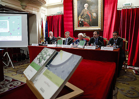 De izqda. a dcha.: Francisco Cañadas, Responsable del Servicio de Publicaciones y Premios de
la Fundación Unicaja. José  M. Domínguez, Director del Proyecto Edufinet y Director General de
Secretaría General y Técnica de Unicaja Banco. Javier  Moscoso  del  Prado, Presidente del Consejo Editorial de Thomson Reuters Aranzadi. Antonio Romero, Director Corporativo de Servicios Asociativos, Control y
Recursos de CECA. José María López, Responsable de RSC de Unicaja Banco.