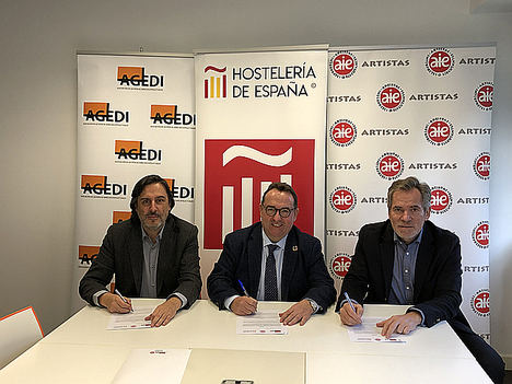 De izda. a dcha: Antonio Guisasola, presidente de AGEDI; José Luis Yzuel, presidente de HOSTELERÍA DE ESPAÑA, y José Luis Sevillano Romero, director general de AIE.