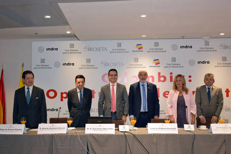 De izda. a dcha.: D. Íñigo de Palacio España, D. Antonio Gavilanes Dumont, Dr. Don Juan Carlos Mora Uribe, Excmo. Señor Don Alberto Furmanski, Doña Trinidad Jiménez García-Herrera y D. Julio Veloso Caro.