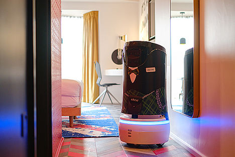 Henry el robot mayordomo.