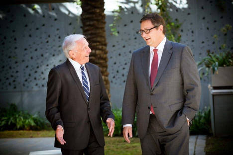 De izquierda a derecha): Dr. Hepler Bone visitando las obras del edificio con Alessandro Galletto, director general de Detriavall