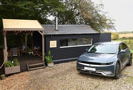 Hyundai abre las puertas del primer hotel del mundo impulsado por un coche
 