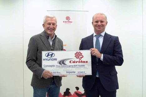Hyundai cede tres vehículos VIVe a Cáritas