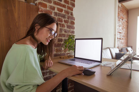Las organizaciones incorporan inteligencia artificial para mejorar la experiencia del empleado a distancia, según fibratel