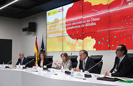 De izqda a dcha: Javier Cuesta Nuin, presidente de Correos Alicia Montalvo, directora de Cooperación Institucional y Coordinación de ICEX España Exportación e Inversiones María Luisa Poncela, secretaria de Estado de Comercio Ernersto Caccavale, director de Alibaba Group para España y Portugal Ángel Martín Acebes, director territorial de Madrid.