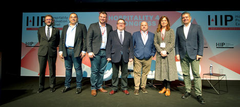 De izda. a dcha:. presidente de la Asociación Provincial de Empresarios de Hostelería y Turismo de Lugo, Cheché Real; vicepresidente de la Associaçao da Hotelaria, Restauraçao e Similares de Portugal (AHRESP), Paulo Jorge dos Santos Mendonça; presidente de Restauración Ile-De-France, Nicolas El Hakim; presidente de HOSTELERÍA DE ESPAÑA, José Luis Yzuel; secretario general de la Asociación de Hostelería y Turismo de Navarra, Nacho Calvo; directora en España de Turismo de Portugal, María de Lourdes Vale; y secretario general de HOSTELERÍA DE ESPAÑA, Emilio Gallego.