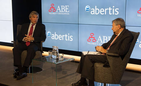  Francisco Reynés y Pedro Nueno en el estrado durante la presentación en el Sala Leonardo Da Vinci del edificio Abertis.