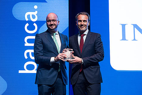 Isaac Vitini, director de RRHH de ING en España y Portugal, recibe el galardón de mano de Fermín Albaladejo, presidente de CEAJE.