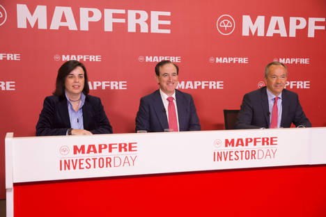 De izqda a dcha: Natalia Núñez, Directora de Relaciones con los Inversores, Antonio Huertas, Presidente de MAPFRE, y Fernando Mata Director Financiero y Consejero de MAPFRE.