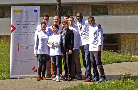 La directora de Alimentos, Vinos y Gastronomía de ICEX, María Naranjo, junto a los ocho profesionales seleccionados.