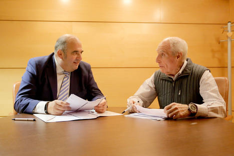 El presidente del Colegio de Ingenieros Industriales de Valladolid, Iñaki Bengoetxea, con el coordinador del estudio y profesor de la Universidad de Valladolid, José Ramón Perán.