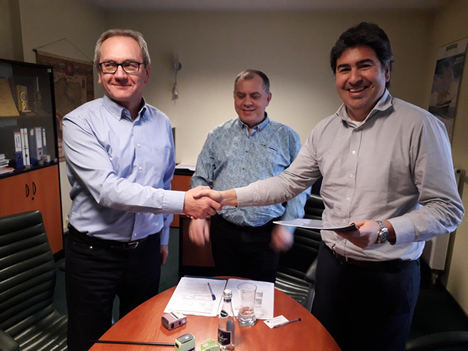 Iñigo Bejar, firma contrato Karolin Heat Power Station.