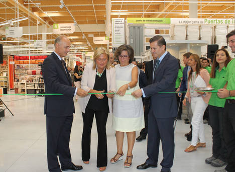 Ignacio Sánchez Villares – Director General de Leroy Merlin España  Mª José Pérez-Cejuela, Directora General de Comercio y Consumo de la Comunidad de Madrid  Concha Díaz de Villegas, Directora General de Comercio y Emprendimiento del Ayuntamiento de Madrid  Luis María-Tomé Abella, Director de Leroy Merlin Madrid-Barajas