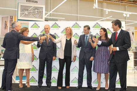 José Ramón Abad – Director Regional Leroy Merlin zona Centro  Concha Díaz de Villegas, Directora General de Comercio y Emprendimiento del Ayuntamiento de Madrid  Ignacio Sánchez Villares – Director General de Leroy Merlin España  Mª José Pérez-Cejuela, Directora General de Comercio y Consumo de la Comunidad de Madrid  Luis María-Tomé Abella, Director de Leroy Merlin Madrid-Barajas  Belén Segura, Responsable de Expansión centro  Juan Sevillano – Director de Desarrollo de Leroy Merlin España
