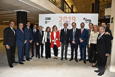 Los premiados con el presidente de la Comunidad de Madrid.