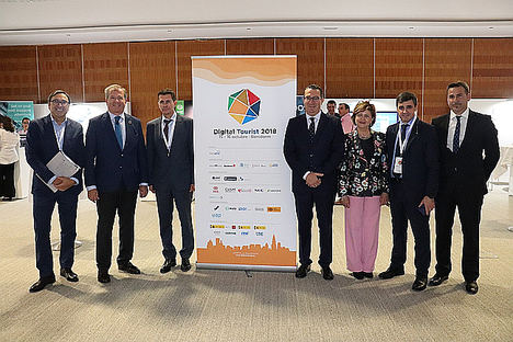 De izqda a dcha: Juan Gascón, director de innovación de AMETIC; Adolfo Borrero, presidente de la Comisión de Smart Cities de AMETIC; Antonio Alcolea, Subdirector General de Fomento de la Soc. de la Información, Secretaría de Estado para el Avance Digital; Antonio Pérez, alcalde de Benidorm; María Teresa Gómez Condado, directora general de AMETIC;  Enrique Martínez, presidente de SEGITTUR; Alejandro Morant, Vicepresidente de la Diputación de Alicante.