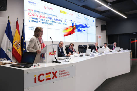 De izqda a dcha: Marisa Poncela, secretaria de Estado de Comercio y presidente de ICEX. Julián Núñez, vicepresidente de la Comisión de RRII de la CEOE. Inmaculada Riera, directora general de la Cámara de Comercio de España. Orlando Solórzano, ministro de Fomento, Industria y Comercio de la República de Nicaragua. Carlos Midence, embajador de Nicaragua en España. Roberto Zamora, presidente del grupo Lafise.