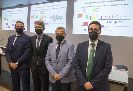 De izqda. a dcha.: el  Director  General  de la Fundación Unicaja, Sergio Corral; el
Director  del  Proyecto Edufinet, José M. Domínguez; el Director General de
Recursos  Humanos,  Talento  y  Cultura  de Unicaja Banco, José María de la
Vega,  y el Responsable del Área de Educación Financiera del Grupo Unicaja,
José Antonio Díaz Campos.