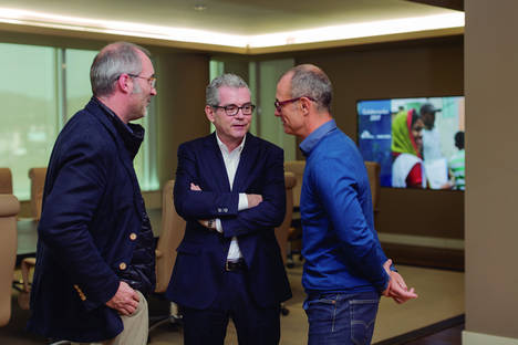 El presidente de Inditex, Pablo Isla (centro) conversa con el presidente de MSF en España, David Noguera (izqda) y con el director general de la organización, Joan Tubau (dcha). 