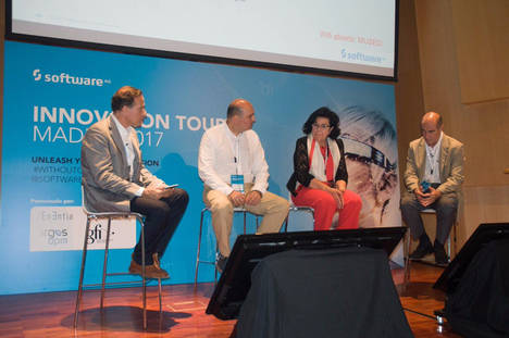 De izqda a dcha: el moderador, Pedro Robledo, experto en BPM y Transformación Digital; Luis del Río, gerente de Procesos de Telefónica Business Solutions; Milagros de la Sierra Criado, directora del Centro de Normalización, Estandarización y Calidad del Software, GISS; y Joaquín Reyes Vallejo, CIO de Cepsa.